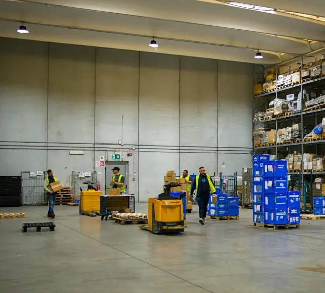Magazzino TF Group con materiali e colli in preparazione