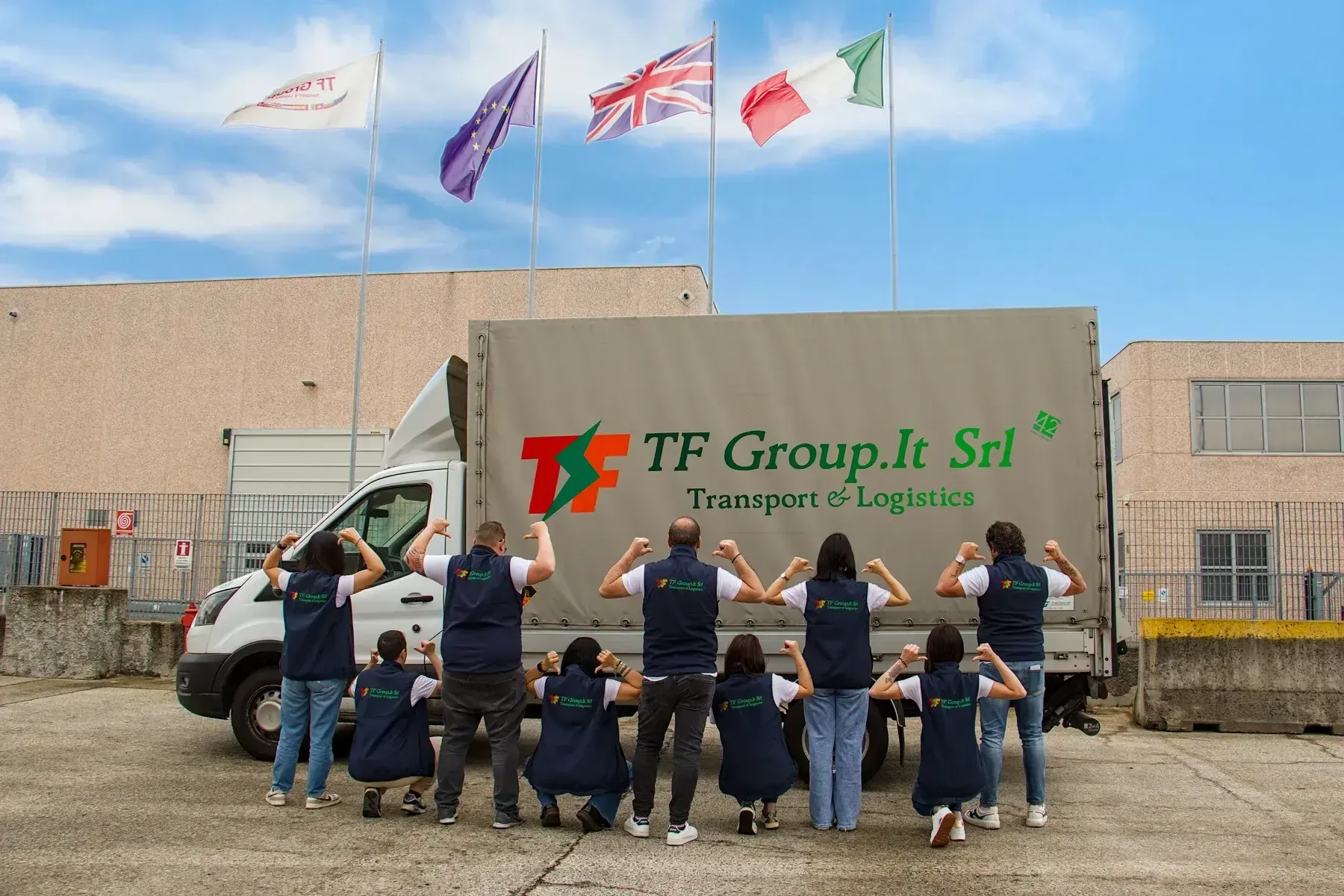 Team TF Group davanti a un mezzo aziendale