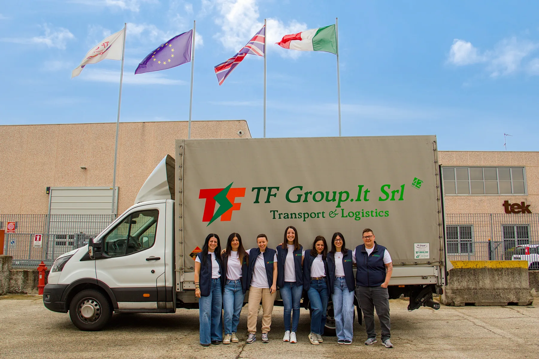 Team TF Group davanti a un mezzo aziendale